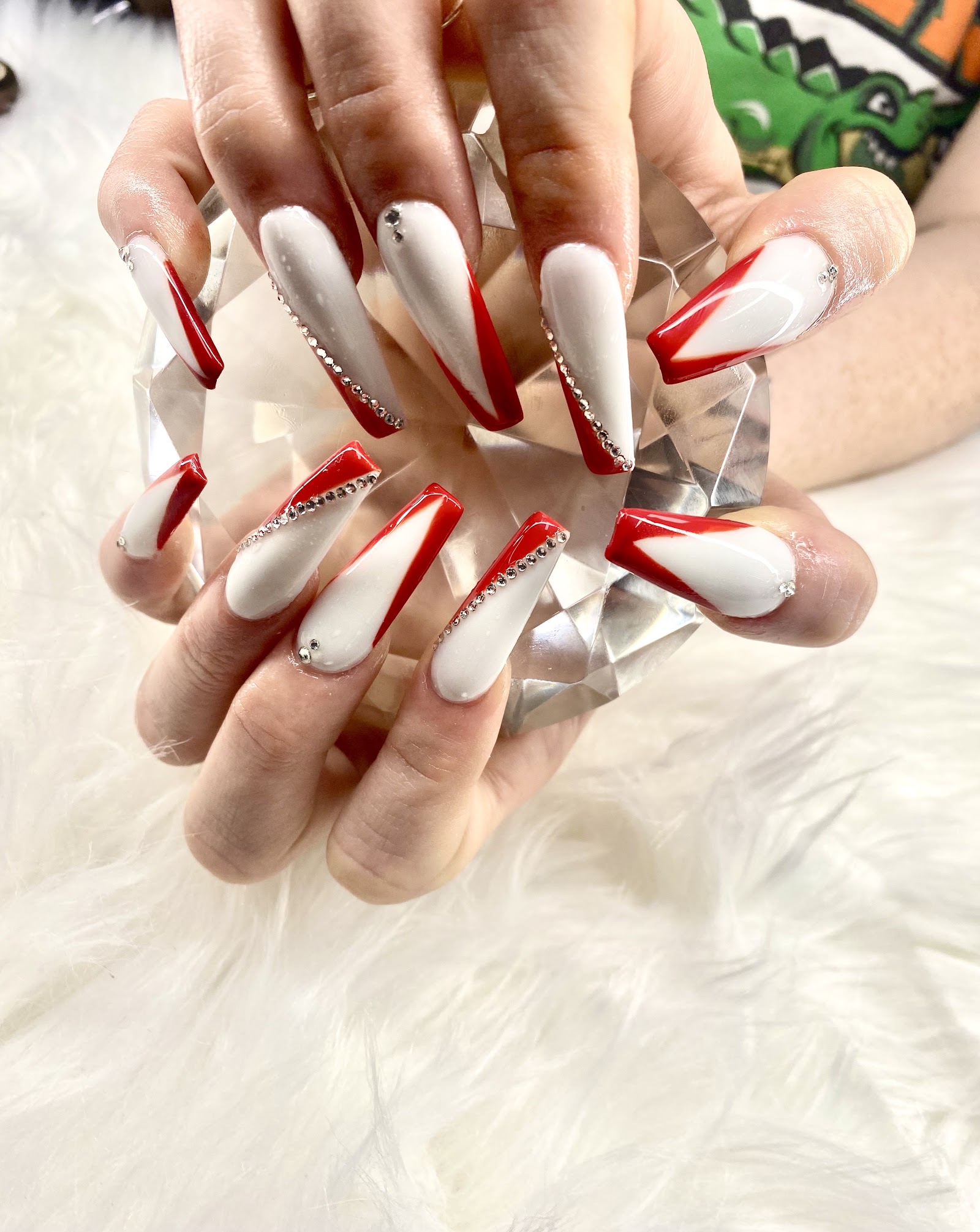 Lavish Nails logo